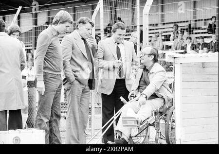 Voskuilen im Rollstuhl, Aldermen, 11-08-1978, Whizgle Dutch News: Historical Images Tailored for the Future. Erkunden Sie die Vergangenheit der Niederlande mit modernen Perspektiven durch Bilder von niederländischen Agenturen. Verbinden der Ereignisse von gestern mit den Erkenntnissen von morgen. Begeben Sie sich auf eine zeitlose Reise mit Geschichten, die unsere Zukunft prägen. Stockfoto