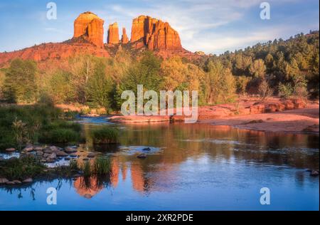 Cathedral Rock reflektiert im Oak Creek bei Red Rock Crossing in Sedona, Arizona, bei Sonnenuntergang. (USA) Stockfoto