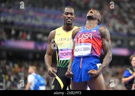 Saint Denis, Frankreich. August 2024. Olympische Spiele, Paris 2024, Leichtathletik, Stade de France, 110 m Hürden, Männer, Finale, Erstplatzierter Grant Holloway aus den USA feiert nach dem Rennen neben Hansle Pergament (l) aus Jamaika. Quelle: Sven Hoppe/dpa/Alamy Live News Stockfoto