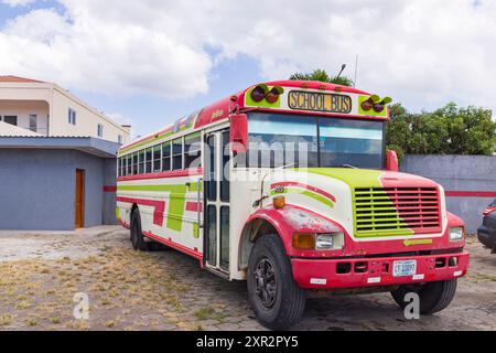 Juilgalpa, Nicaragua - 13. März 2024: Farbenfroher amerikanischer Schulbus in der Hauptstadt Juilgalpa, Abteilung Chontales von Nicaragua Stockfoto