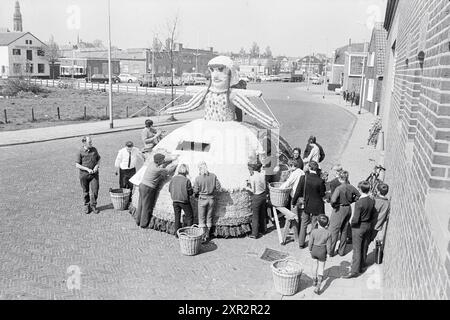 Dekoration von Wagen, Blumenparade, Blumenausstellung, 25-04-1968, Whizgle Dutch News: Historische Bilder zugeschnitten auf die Zukunft. Erkunden Sie die Vergangenheit der Niederlande mit modernen Perspektiven durch Bilder von niederländischen Agenturen. Verbinden der Ereignisse von gestern mit den Erkenntnissen von morgen. Begeben Sie sich auf eine zeitlose Reise mit Geschichten, die unsere Zukunft prägen. Stockfoto