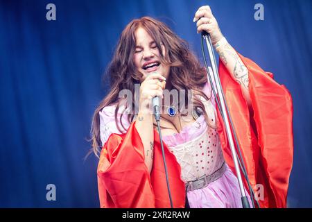 Oslo, Norwegen. August 2024. Die schwedische Sängerin und Songwriterin Sarah Klang gibt ein Live-Konzert während des norwegischen Musikfestivals Oyafestivalen 2024 in Oslo. Stockfoto