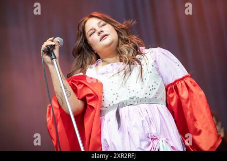 Oslo, Norwegen. August 2024. Die schwedische Sängerin und Songwriterin Sarah Klang gibt ein Live-Konzert während des norwegischen Musikfestivals Oyafestivalen 2024 in Oslo. Stockfoto