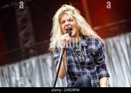 Oslo, Norwegen. August 2024. Die englisch-amerikanische Indie-Rock-Band The Kills gibt ein Live-Konzert während des norwegischen Musikfestivals Oyafestivalen 2024 in Oslo. Hier ist die Sängerin und Musikerin Alison Mosshart live auf der Bühne zu sehen. Stockfoto