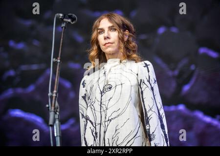 Oslo, Norwegen. August 2024. Der englische Sänger, Musiker und Songwriter PJ Harvey gibt ein Live-Konzert während des norwegischen Musikfestivals Oyafestivalen 2024 in Oslo. Stockfoto