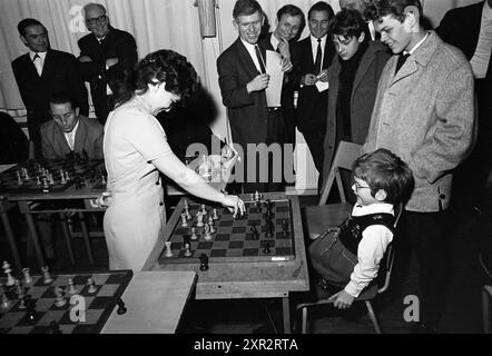 Five Ladies from Hoogoven Chess Tournament - Leser IJmuider Courant, Chess, 22-01-1965, Whizgle Dutch News: Historische Bilder zugeschnitten auf die Zukunft. Erkunden Sie die Vergangenheit der Niederlande mit modernen Perspektiven durch Bilder von niederländischen Agenturen. Verbinden der Ereignisse von gestern mit den Erkenntnissen von morgen. Begeben Sie sich auf eine zeitlose Reise mit Geschichten, die unsere Zukunft prägen. Stockfoto