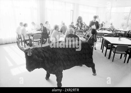 Spanische Woche in der NAM Velsen-Noord Kantine, N.A.M., Velsen-Noord, 25-09-1987, Whizgle Dutch News: Historische Bilder zugeschnitten auf die Zukunft. Erkunden Sie die Vergangenheit der Niederlande mit modernen Perspektiven durch Bilder von niederländischen Agenturen. Verbinden der Ereignisse von gestern mit den Erkenntnissen von morgen. Begeben Sie sich auf eine zeitlose Reise mit Geschichten, die unsere Zukunft prägen. Stockfoto