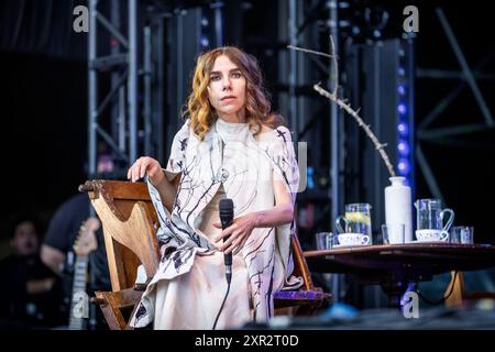 Oslo, Norwegen. August 2024. Der englische Sänger, Musiker und Songwriter PJ Harvey gibt ein Live-Konzert während des norwegischen Musikfestivals Oyafestivalen 2024 in Oslo. Stockfoto