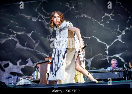 Oslo, Norwegen. August 2024. Der englische Sänger, Musiker und Songwriter PJ Harvey gibt ein Live-Konzert während des norwegischen Musikfestivals Oyafestivalen 2024 in Oslo. Stockfoto