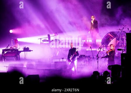 Oslo, Norwegen. August 2024. Die englische Rockband Pulp gibt ein Live-Konzert während des norwegischen Musikfestivals Oyafestivalen 2024 in Oslo. Hier ist Sänger, Songwriter und Musiker Jarvis Cocker live auf der Bühne zu sehen. Stockfoto