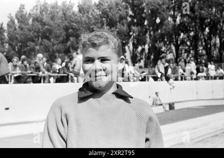 Schwimmen: Porträt eines Teilnehmers an einem Auswahlwettbewerb im offenen Pool von Stoop in Overveen für die Olympischen Spiele 1960., Overveen, 24-07-1960, Whizgle Dutch News: Historische Bilder zugeschnitten auf die Zukunft. Erkunden Sie die Vergangenheit der Niederlande mit modernen Perspektiven durch Bilder von niederländischen Agenturen. Verbinden der Ereignisse von gestern mit den Erkenntnissen von morgen. Begeben Sie sich auf eine zeitlose Reise mit Geschichten, die unsere Zukunft prägen. Stockfoto