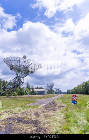 Westerbork, Niederlande - 15. Juni 2024: Ansicht des Westerbork Synthese Radio Telescope (WSRT) entlang des nationalen Gedenklagers in Westerbork in der Provinz Drenthe in den niederlanden. Stockfoto