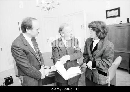 Burg. Zandvoort at Work, Bürgermeister, Zandvoort, Raadhuisplein, 12-04-1989, Whizgle Dutch News: historische Bilder für die Zukunft. Erkunden Sie die Vergangenheit der Niederlande mit modernen Perspektiven durch Bilder von niederländischen Agenturen. Verbinden der Ereignisse von gestern mit den Erkenntnissen von morgen. Begeben Sie sich auf eine zeitlose Reise mit Geschichten, die unsere Zukunft prägen. Stockfoto