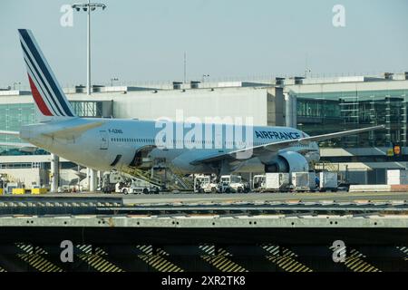 02MAR2023, Flughafen CHARLES DE GAULLE, Paris, Frankreich - Air France Flugzeug parkt auf dem Asphalt für Bodenpflege Stockfoto