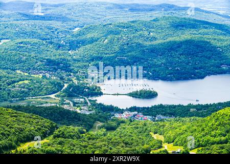 Mt. Blick auf das Tremblant Village von der Bergspitze Stockfoto