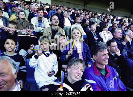 Football Haarlem Dagblad Cup: Crowds in the Tries, 23.-04-2002, Whizgle Dutch News: Historical Images Tailored for the Future. Erkunden Sie die Vergangenheit der Niederlande mit modernen Perspektiven durch Bilder von niederländischen Agenturen. Verbinden der Ereignisse von gestern mit den Erkenntnissen von morgen. Begeben Sie sich auf eine zeitlose Reise mit Geschichten, die unsere Zukunft prägen. Stockfoto