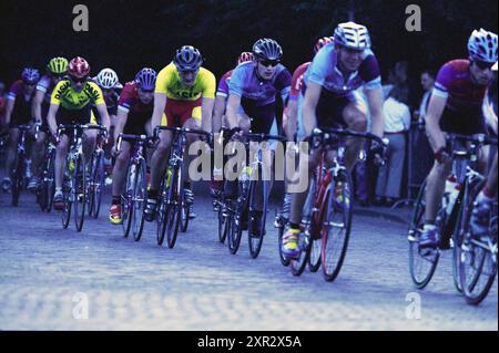 Radtour, Santpoort-Noord, Santpoort-Noord, 31-07-2001, Whizgle Dutch News: Historische Bilder für die Zukunft. Erkunden Sie die Vergangenheit der Niederlande mit modernen Perspektiven durch Bilder von niederländischen Agenturen. Verbinden der Ereignisse von gestern mit den Erkenntnissen von morgen. Begeben Sie sich auf eine zeitlose Reise mit Geschichten, die unsere Zukunft prägen. Stockfoto