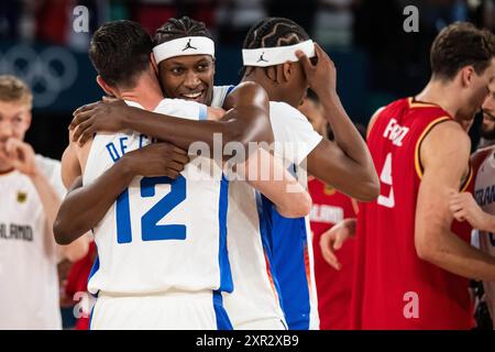 Paris, Frankreich. August 2024. Frank Ntilikina aus Frankreich feiert mit Nando de Colo, Basketball, Männer-Halbfinale während der Olympischen Spiele Paris 2024 am 8. August 2024 in der Bercy Arena in Paris, Frankreich - Foto Baptiste Autissier/Panorama/DPPI Media Credit: DPPI Media/Alamy Live News Stockfoto