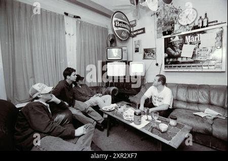 Studenten sehen mehrere Fernseher, Haarlem, Niederlande, 06-01-1999, Whizgle Dutch News: Historische Bilder für die Zukunft. Erkunden Sie die Vergangenheit der Niederlande mit modernen Perspektiven durch Bilder von niederländischen Agenturen. Verbinden der Ereignisse von gestern mit den Erkenntnissen von morgen. Begeben Sie sich auf eine zeitlose Reise mit Geschichten, die unsere Zukunft prägen. Stockfoto