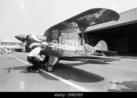 Martinair Lelystad: Stuntfliegen, Udo kauft an der Steuerung, Leute, Flugzeuge, Lelystad, 04-08-1981, Whizgle Dutch News: historische Bilder für die Zukunft. Erkunden Sie die Vergangenheit der Niederlande mit modernen Perspektiven durch Bilder von niederländischen Agenturen. Verbinden der Ereignisse von gestern mit den Erkenntnissen von morgen. Begeben Sie sich auf eine zeitlose Reise mit Geschichten, die unsere Zukunft prägen. Stockfoto