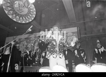 Princes Election Carnival Association de Zeerotten Beverwijk, Karneval, 15-01-1977, Whizgle Dutch News: Historische Bilder zugeschnitten auf die Zukunft. Erkunden Sie die Vergangenheit der Niederlande mit modernen Perspektiven durch Bilder von niederländischen Agenturen. Verbinden der Ereignisse von gestern mit den Erkenntnissen von morgen. Begeben Sie sich auf eine zeitlose Reise mit Geschichten, die unsere Zukunft prägen. Stockfoto