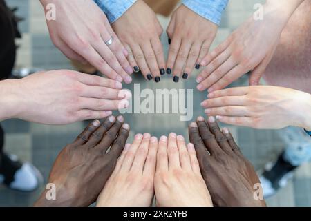 Multirassische menschliche Hände, die einen Kreis bilden - Gruppe verschiedener multiethnischer Menschen Teamwork - Freundschaftskonzept Stockfoto