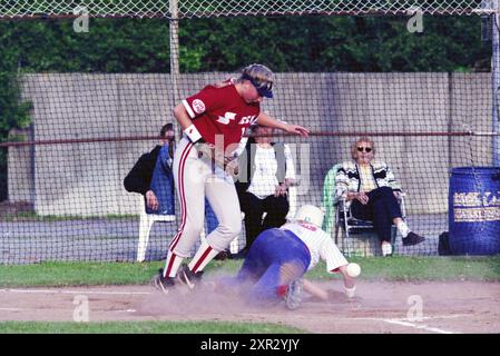 Softball: Sparks - Terrasvogels, 25.09.1998, Whizgle Dutch News: Historische Bilder für die Zukunft. Erkunden Sie die Vergangenheit der Niederlande mit modernen Perspektiven durch Bilder von niederländischen Agenturen. Verbinden der Ereignisse von gestern mit den Erkenntnissen von morgen. Begeben Sie sich auf eine zeitlose Reise mit Geschichten, die unsere Zukunft prägen. Stockfoto