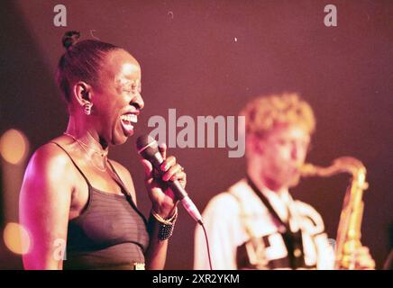 Haarlem Jazz, Madeline Bell, Haarlem, Niederlande, 12-08-1997, Whizgle Dutch News: historische Bilder für die Zukunft. Erkunden Sie die Vergangenheit der Niederlande mit modernen Perspektiven durch Bilder von niederländischen Agenturen. Verbinden der Ereignisse von gestern mit den Erkenntnissen von morgen. Begeben Sie sich auf eine zeitlose Reise mit Geschichten, die unsere Zukunft prägen. Stockfoto