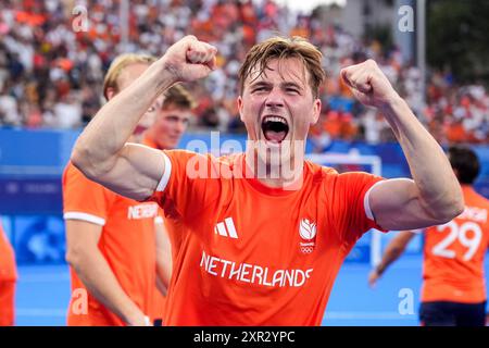 Paris, Frankreich. August 2024. PARIS, FRANKREICH - 8. AUGUST: Jorrit Jan Willem Croon aus den Niederlanden feiert Goldmedaille während der Hockey - Olympischen Spiele Paris 2024 Endspiel zwischen den Niederlanden und Deutschland am 13. Tag im Stade Yves du Manoir am 8. August 2024 in Paris. (Foto: Joris Verwijst/BSR Agency) Credit: BSR Agency/Alamy Live News Stockfoto