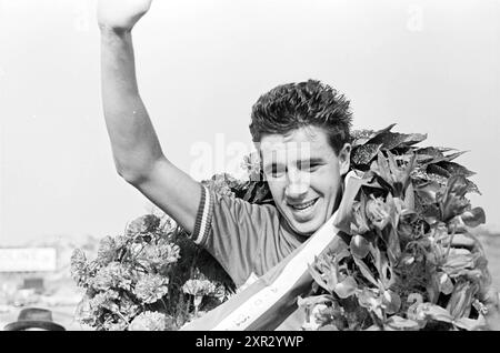 Sieger Gerard Wesseling (HSC de Bataaf) Amateurstraßenrennen auf der Strecke Zandvoort, 04-06-1961, Whizgle Dutch News: Historische Bilder für die Zukunft. Erkunden Sie die Vergangenheit der Niederlande mit modernen Perspektiven durch Bilder von niederländischen Agenturen. Verbinden der Ereignisse von gestern mit den Erkenntnissen von morgen. Begeben Sie sich auf eine zeitlose Reise mit Geschichten, die unsere Zukunft prägen. Stockfoto