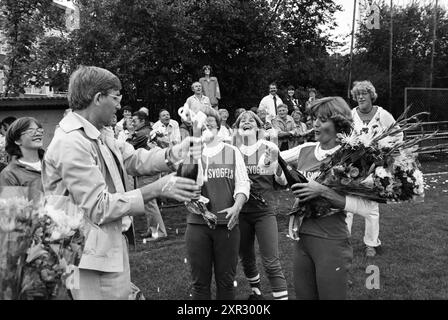 Softball Terrasvogels - HCAW + Championship Joy + Team Terrasvogels, Softball, 10-08-1980, Whizgle Dutch News: Historische Bilder für die Zukunft. Erkunden Sie die Vergangenheit der Niederlande mit modernen Perspektiven durch Bilder von niederländischen Agenturen. Verbinden der Ereignisse von gestern mit den Erkenntnissen von morgen. Begeben Sie sich auf eine zeitlose Reise mit Geschichten, die unsere Zukunft prägen. Stockfoto