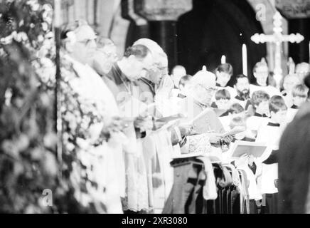Bischof Bomers und Weihbischof Lescrauwaert, RK Bavo, Haarlem, Weihe, römisch-katholische Kirche, Haarlem, Niederlande, 14-01-1984, Whizgle Dutch News: Historical Images Tailored for the Future. Erkunden Sie die Vergangenheit der Niederlande mit modernen Perspektiven durch Bilder von niederländischen Agenturen. Verbinden der Ereignisse von gestern mit den Erkenntnissen von morgen. Begeben Sie sich auf eine zeitlose Reise mit Geschichten, die unsere Zukunft prägen. Stockfoto