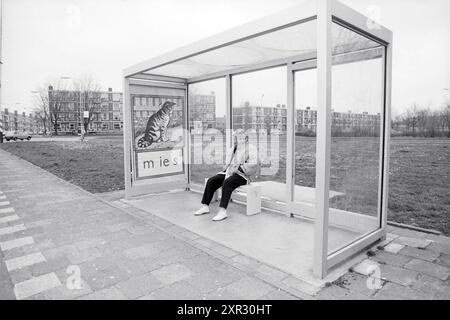 Bushaltestelle IJmuiden mit AAP Noot Mies Werbung, Busse, Busreisen, 05-04-1988, Whizgle Dutch News: Historische Bilder zugeschnitten auf die Zukunft. Erkunden Sie die Vergangenheit der Niederlande mit modernen Perspektiven durch Bilder von niederländischen Agenturen. Verbinden der Ereignisse von gestern mit den Erkenntnissen von morgen. Begeben Sie sich auf eine zeitlose Reise mit Geschichten, die unsere Zukunft prägen. Stockfoto