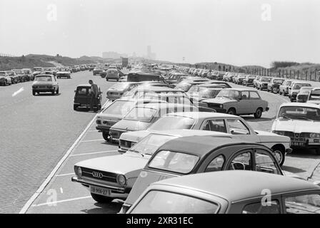Busy Zandvoort + VVV Zandvoort, Zandvoort, Zandvoort, 15-04-1980, Whizgle Dutch News: Historische Bilder für die Zukunft. Erkunden Sie die Vergangenheit der Niederlande mit modernen Perspektiven durch Bilder von niederländischen Agenturen. Verbinden der Ereignisse von gestern mit den Erkenntnissen von morgen. Begeben Sie sich auf eine zeitlose Reise mit Geschichten, die unsere Zukunft prägen. Stockfoto