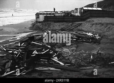 Zerstörung durch Sturm auf Zandvoort - Bloemendaal Strand, Strandhäuser und Strandbars zerstört und Gefahr, ins Meer gespült zu werden, 20-04-1980, Whizgle Dutch News: Historische Bilder für die Zukunft. Erkunden Sie die Vergangenheit der Niederlande mit modernen Perspektiven durch Bilder von niederländischen Agenturen. Verbinden der Ereignisse von gestern mit den Erkenntnissen von morgen. Begeben Sie sich auf eine zeitlose Reise mit Geschichten, die unsere Zukunft prägen. Stockfoto