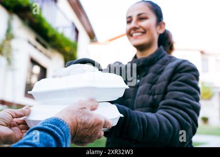 Lebensmittellieferungen für alte Frauen aus dem Supermarkt. Gesundheit, Einkaufen und Frau mit älteren Dame Kunde zu Hause Eingang, gesunde Lebensmittel und Lebensmittel b Stockfoto