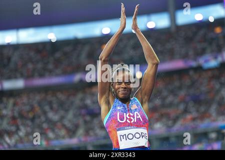 Saint Denis, Frankreich. August 2024. Olympische Spiele, Paris 2024, Leichtathletik, Stade de France, Weitsprung, Frauen, Finale, Jasmine Moore aus den USA applaudiert. Quelle: Michael Kappeler/dpa/Alamy Live News Stockfoto