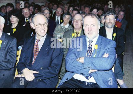 Präsentation der Pin for Haarlem Promotion an Judo-Trainer Cor van der Geest, Haarlem, Niederlande, 08-03-1999, Whizgle Dutch News: Historische Bilder zugeschnitten auf die Zukunft. Erkunden Sie die Vergangenheit der Niederlande mit modernen Perspektiven durch Bilder von niederländischen Agenturen. Verbinden der Ereignisse von gestern mit den Erkenntnissen von morgen. Begeben Sie sich auf eine zeitlose Reise mit Geschichten, die unsere Zukunft prägen. Stockfoto