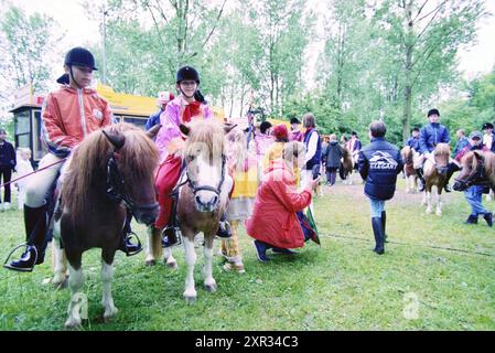 Pferdesport, H'meerse Bos, Hoofddorp (Kinder auf Ponys), Hoofddorp, Niederlande, 19-06-1999, Whizgle Dutch News: Historische Bilder zugeschnitten auf die Zukunft. Erkunden Sie die Vergangenheit der Niederlande mit modernen Perspektiven durch Bilder von niederländischen Agenturen. Verbinden der Ereignisse von gestern mit den Erkenntnissen von morgen. Begeben Sie sich auf eine zeitlose Reise mit Geschichten, die unsere Zukunft prägen. Stockfoto