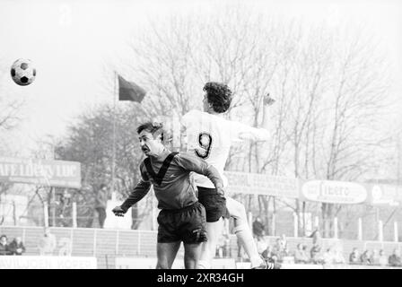 Football Match EDO, Whizgle Dutch News: Historische Bilder für die Zukunft. Erkunden Sie die Vergangenheit der Niederlande mit modernen Perspektiven durch Bilder von niederländischen Agenturen. Verbinden der Ereignisse von gestern mit den Erkenntnissen von morgen. Begeben Sie sich auf eine zeitlose Reise mit Geschichten, die unsere Zukunft prägen. Stockfoto