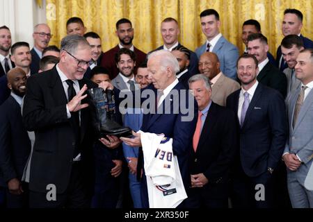 Washington, Usa. August 2024. Präsident Joe Biden erhält ein Paar Cowboystiefel und ein Trikot der Texas Rangers, um am 8. August 2024 im East Room des Weißen Hauses in Washington die Saison der Weltmeisterschaft 2023 zu feiern. Foto: Yuri Gripas/UPI Credit: UPI/Alamy Live News Stockfoto