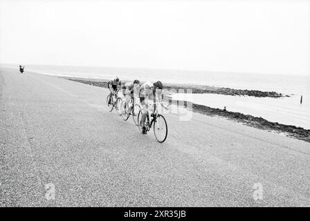 Finish North Holland Cycling Champion, Cycling, 23.05.1981, Whizgle Dutch News: Historical Images Tailored for the Future. Erkunden Sie die Vergangenheit der Niederlande mit modernen Perspektiven durch Bilder von niederländischen Agenturen. Verbinden der Ereignisse von gestern mit den Erkenntnissen von morgen. Begeben Sie sich auf eine zeitlose Reise mit Geschichten, die unsere Zukunft prägen. Stockfoto