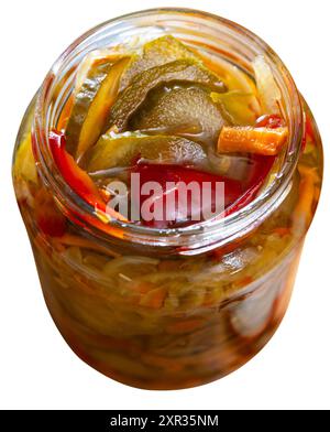 Hausgemachter eingelegter Gurkensalat, Paprika und Karotten im Glas Stockfoto