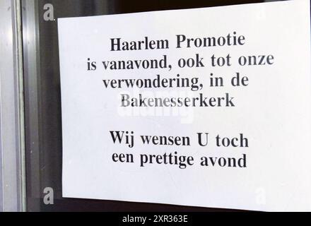Text an der Tür, Haarlem Promotion "auch zu unserer Überraschung, in der Bakenesserkerk", Haarlem, Niederlande, 09-03-1998, Whizgle Dutch News: historische Bilder für die Zukunft. Erkunden Sie die Vergangenheit der Niederlande mit modernen Perspektiven durch Bilder von niederländischen Agenturen. Verbinden der Ereignisse von gestern mit den Erkenntnissen von morgen. Begeben Sie sich auf eine zeitlose Reise mit Geschichten, die unsere Zukunft prägen. Stockfoto