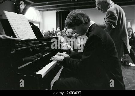 Pianist Alwin Bär (1941-2000), 11-12-1993, Whizgle Dutch News: Historical Images Tailored for the Future. Erkunden Sie die Vergangenheit der Niederlande mit modernen Perspektiven durch Bilder von niederländischen Agenturen. Verbinden der Ereignisse von gestern mit den Erkenntnissen von morgen. Begeben Sie sich auf eine zeitlose Reise mit Geschichten, die unsere Zukunft prägen. Stockfoto