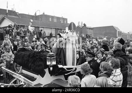 St. Nikolaus in IJmuiden - Heemskerk - Velsen-Noord, St. Nikolaus, Sinterklaas, 23-11-1974, Whizgle Dutch News: Historische Bilder zugeschnitten auf die Zukunft. Erkunden Sie die Vergangenheit der Niederlande mit modernen Perspektiven durch Bilder von niederländischen Agenturen. Verbinden der Ereignisse von gestern mit den Erkenntnissen von morgen. Begeben Sie sich auf eine zeitlose Reise mit Geschichten, die unsere Zukunft prägen. Stockfoto