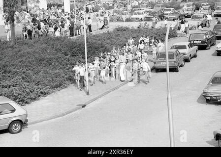 Start Abend 4-tägige Haarlem, Start, Haarlem, Veldzigtlaan, Niederlande, 14-05-1979, Whizgle Dutch News: Historical Images Tailored for the Future. Erkunden Sie die Vergangenheit der Niederlande mit modernen Perspektiven durch Bilder von niederländischen Agenturen. Verbinden der Ereignisse von gestern mit den Erkenntnissen von morgen. Begeben Sie sich auf eine zeitlose Reise mit Geschichten, die unsere Zukunft prägen. Stockfoto