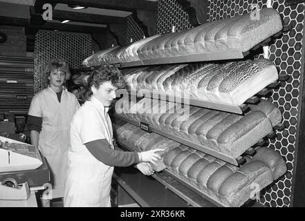 Brotbäcker Verkerk, Backprozess, Brot, 30-01-1985, Whizgle Dutch News: Historische Bilder zugeschnitten auf die Zukunft. Erkunden Sie die Vergangenheit der Niederlande mit modernen Perspektiven durch Bilder von niederländischen Agenturen. Verbinden der Ereignisse von gestern mit den Erkenntnissen von morgen. Begeben Sie sich auf eine zeitlose Reise mit Geschichten, die unsere Zukunft prägen. Stockfoto