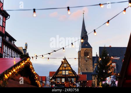 Charmantes Quedlinburg alter traditioneller deutscher Weihnachtsmarkt Platz im Stadtzentrum Karussell Weihnachtsbaumbeleuchtung und Dekoration. Weihnachten und Neujahr Stockfoto