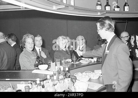 Eröffnung des Holiday Inn Leiden, Noord Zuid Hollandse Vervoersmaatschappij N.V., Neuseeland, 25-04-1968, Whizgle Dutch News: Historische Bilder zugeschnitten auf die Zukunft. Erkunden Sie die Vergangenheit der Niederlande mit modernen Perspektiven durch Bilder von niederländischen Agenturen. Verbinden der Ereignisse von gestern mit den Erkenntnissen von morgen. Begeben Sie sich auf eine zeitlose Reise mit Geschichten, die unsere Zukunft prägen. Stockfoto